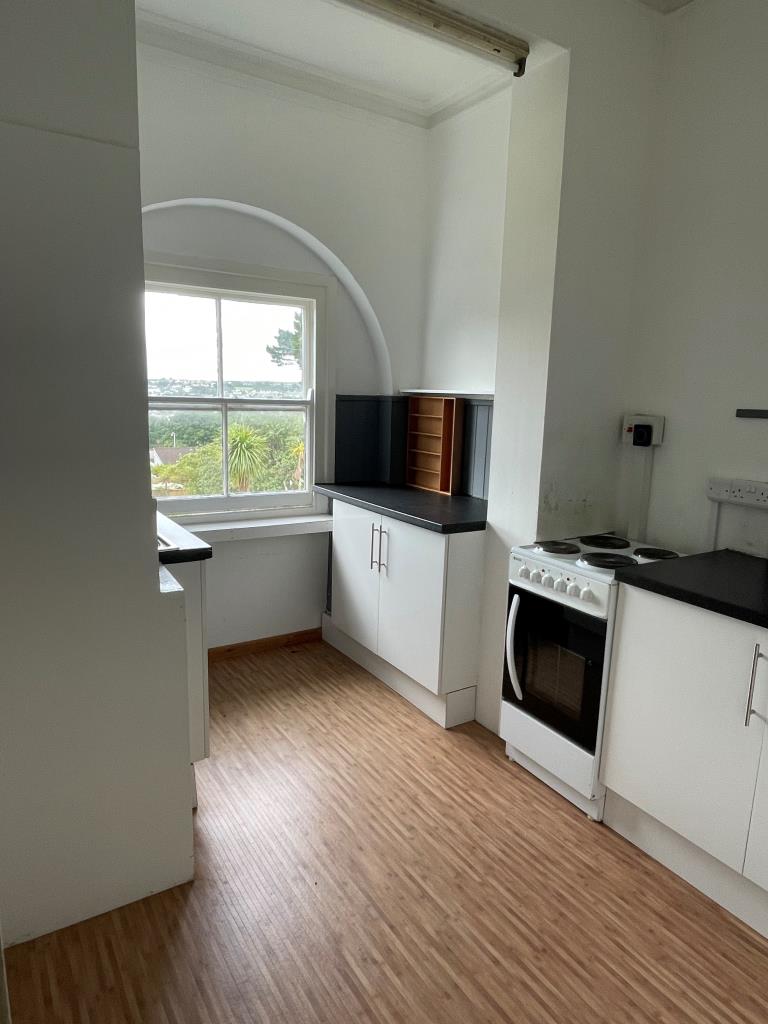 Lot: 34 - SPACIOUS APARTMENT IN GOOD LOCATION -